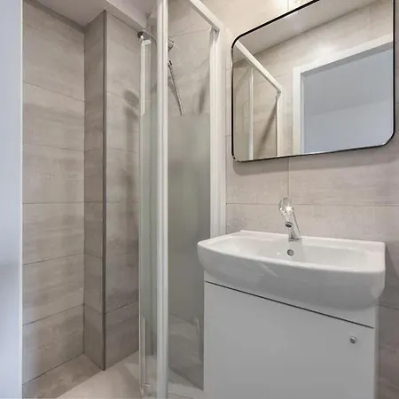 R2R - Apartamento Con Vistas Y 3 Banos - 642A Oviedo